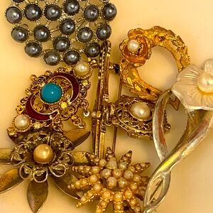 Vintage lot of 7 brooches faux Pearl metal pins